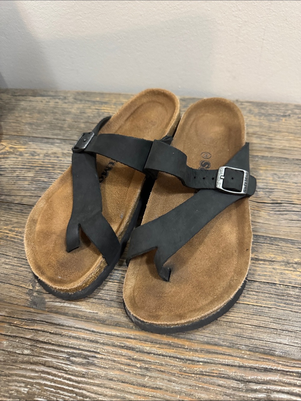 Softmoc Buckle Toe-Post Sandals with Suede Footbed - size 8